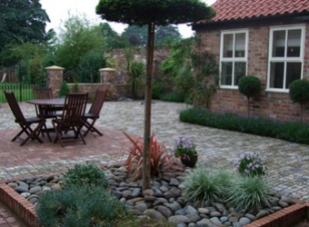 outdoor-dining-area-and-garden